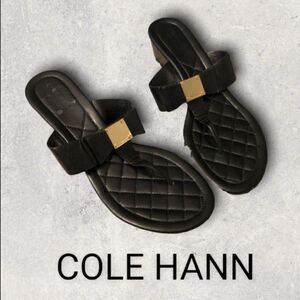 : : COLE HAAN OS GRAND Thong Sandals with Gold Tone Block Square Logo Detail : :